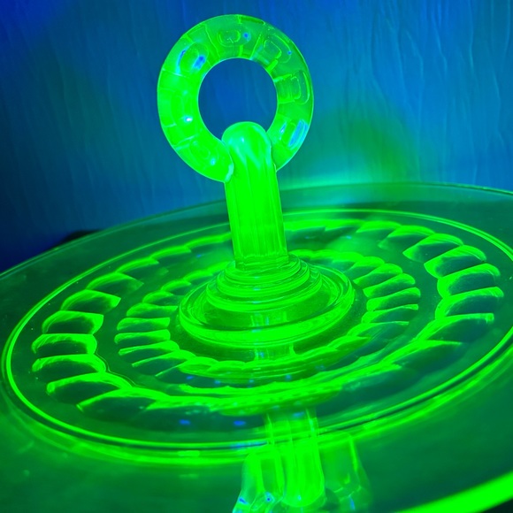 Vintage Uranium / Depression Glass Handled Server Plate Sandwich Platter Tray - Picture 10 of 10